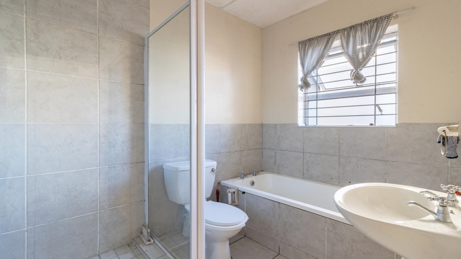 2 Bedroom Property for Sale in Goodwood Central Western Cape